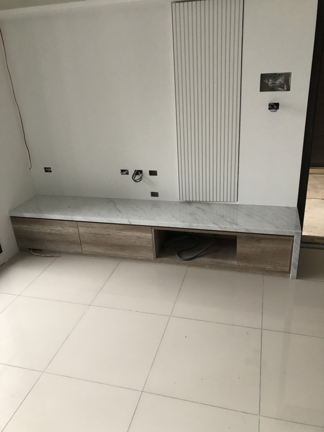 卡拉拉白-電視台面