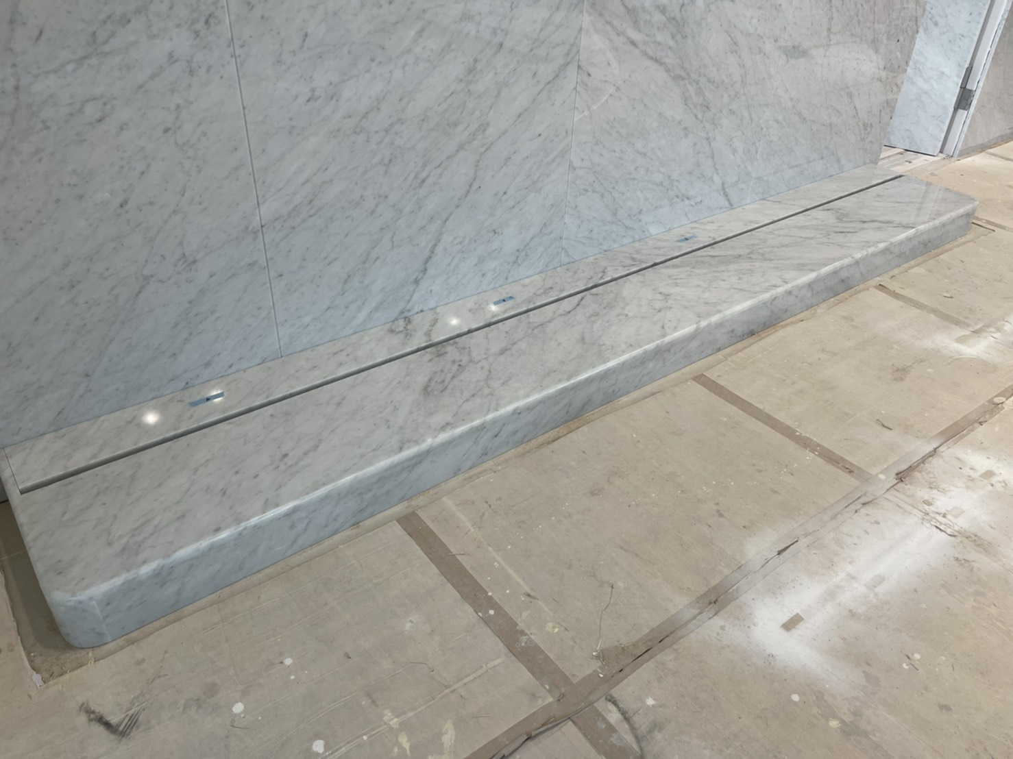 卡拉拉白-電視檯面