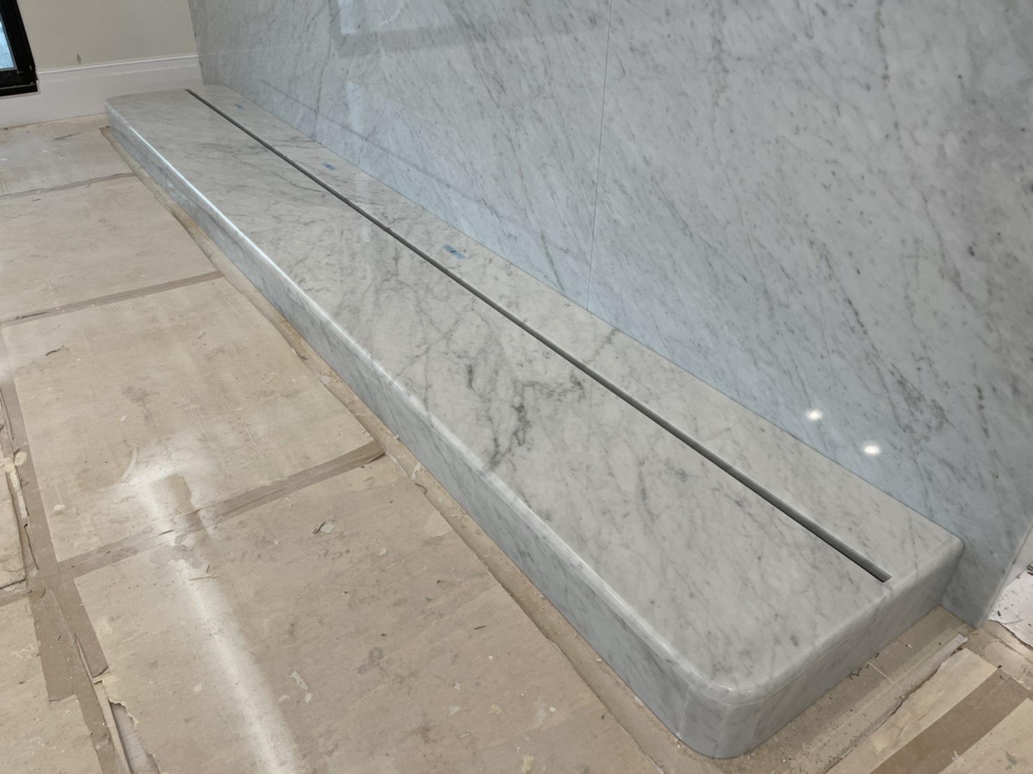 卡拉拉白-電視檯面