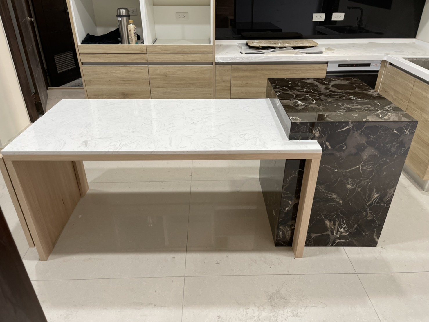 雅士白+黑金鋒-吧檯