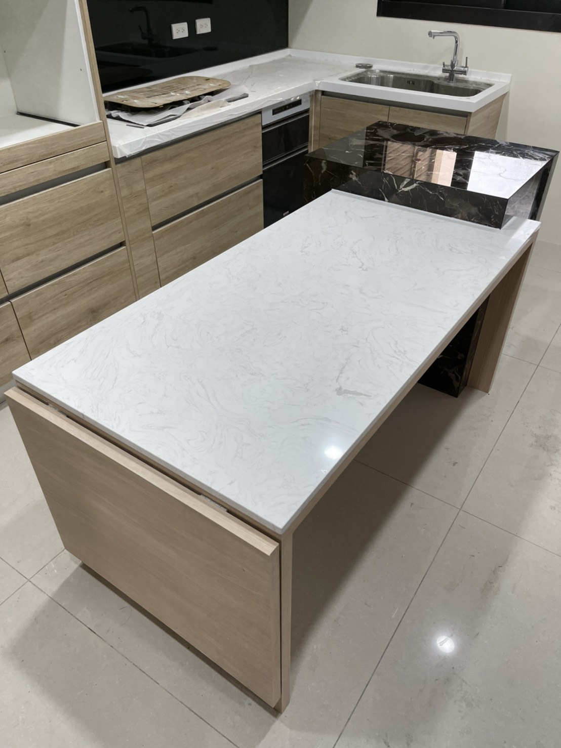 雅士白+黑金鋒-吧檯