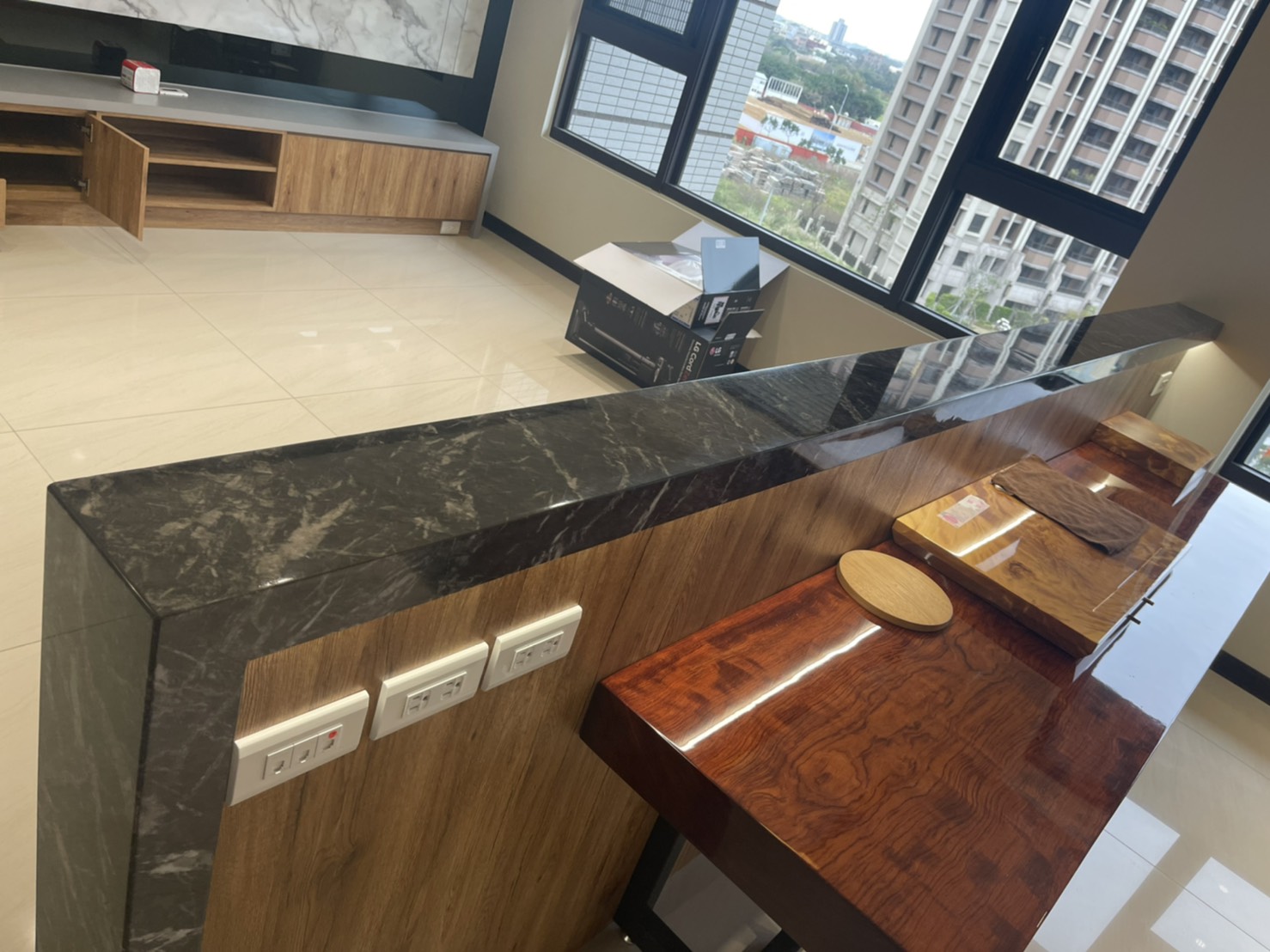 黑網石-沙發背牆檯面