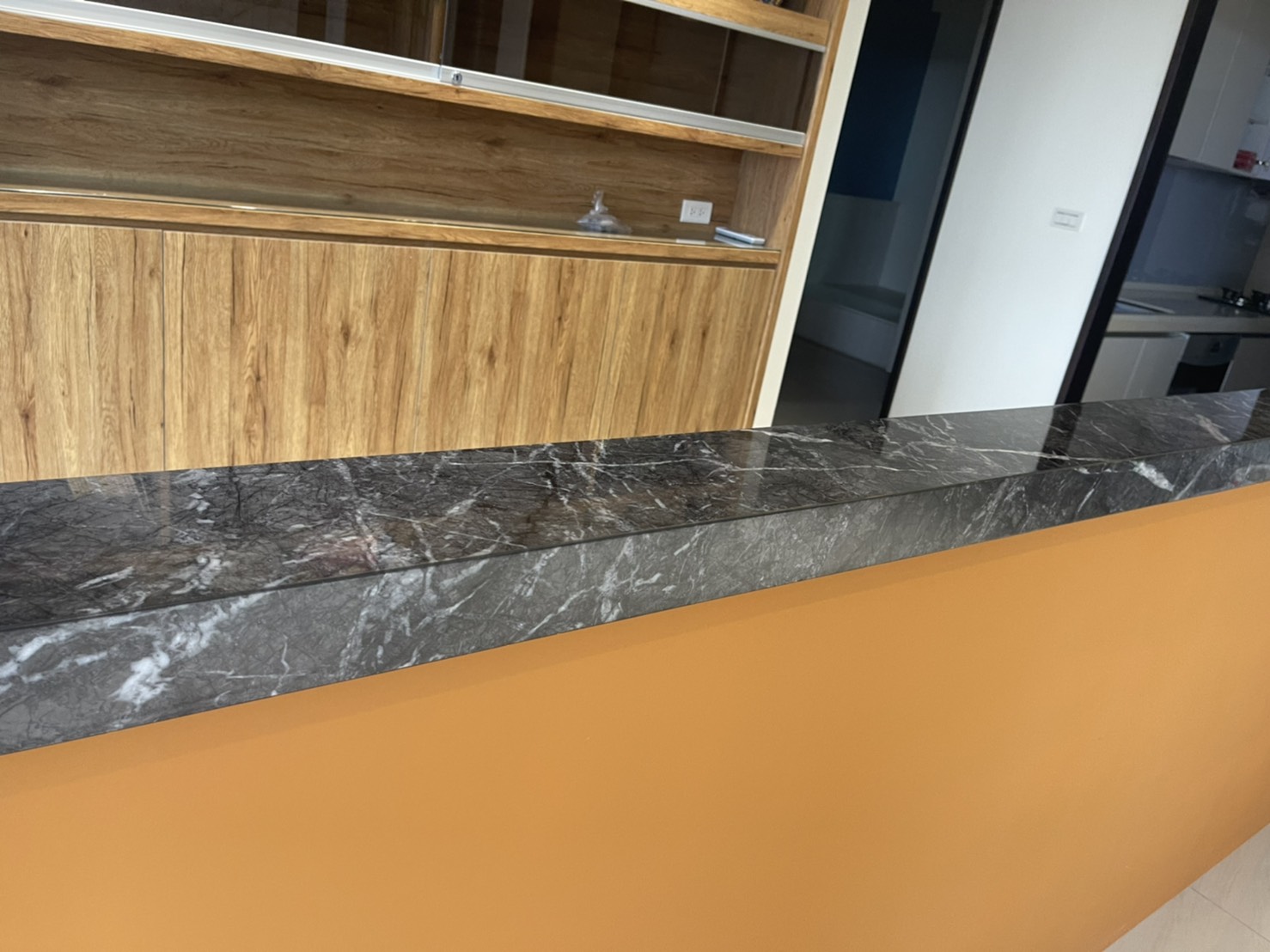 黑網石-沙發背牆檯面