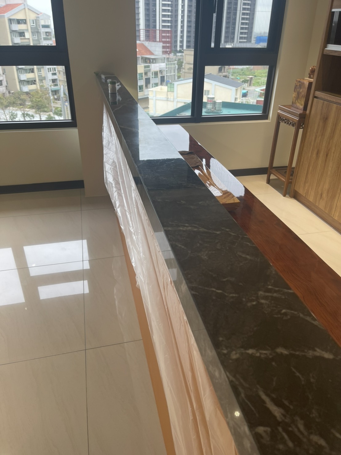 黑網石-沙發背牆檯面