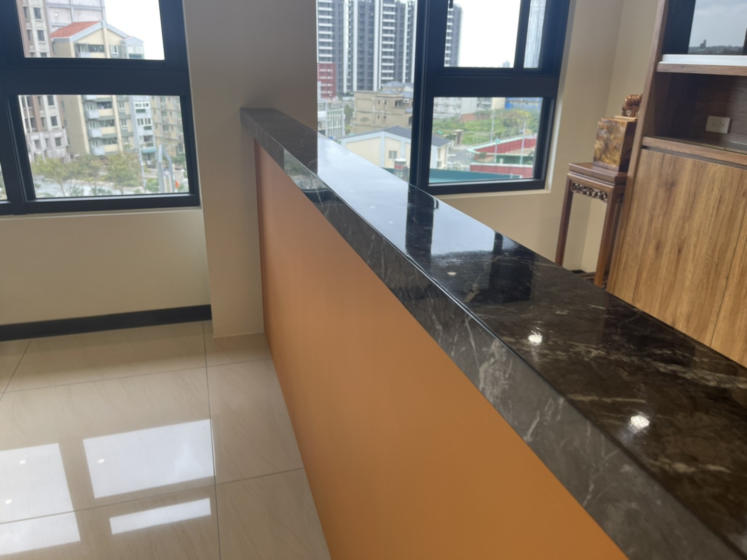 黑網石-沙發背牆檯面