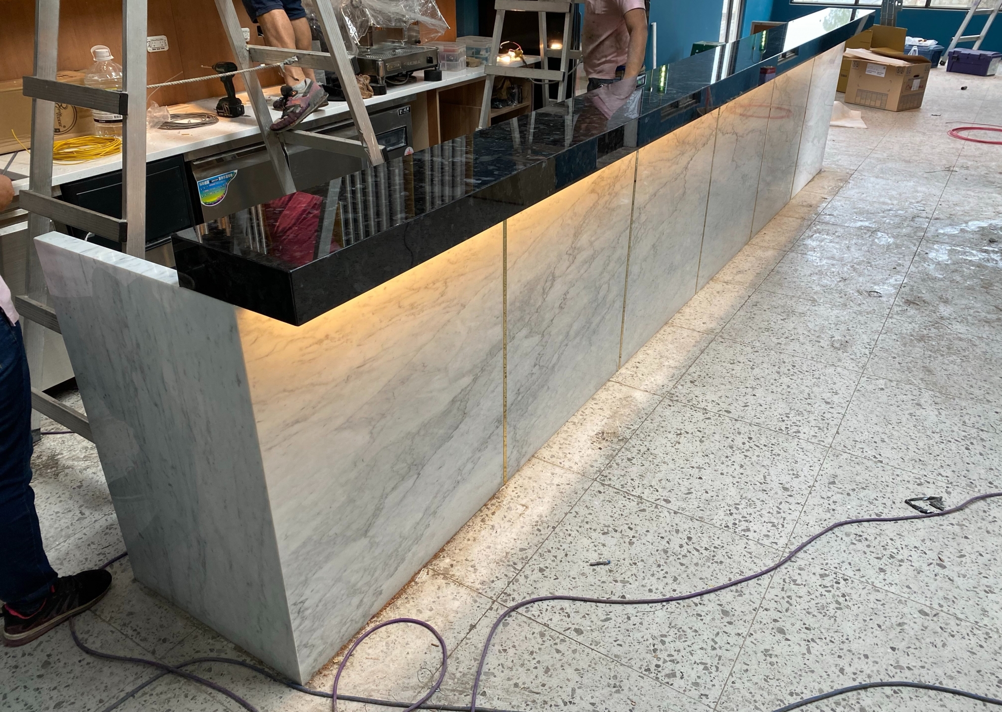 咖啡絨檯面+卡拉拉白立板