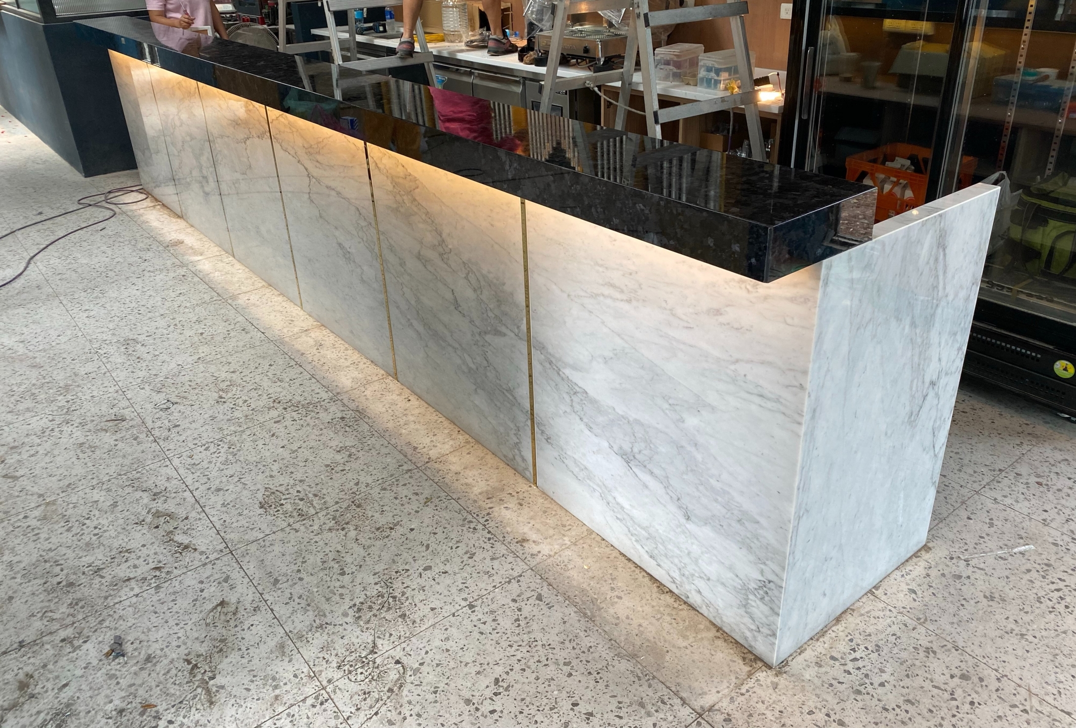 咖啡絨檯面+卡拉拉白立板