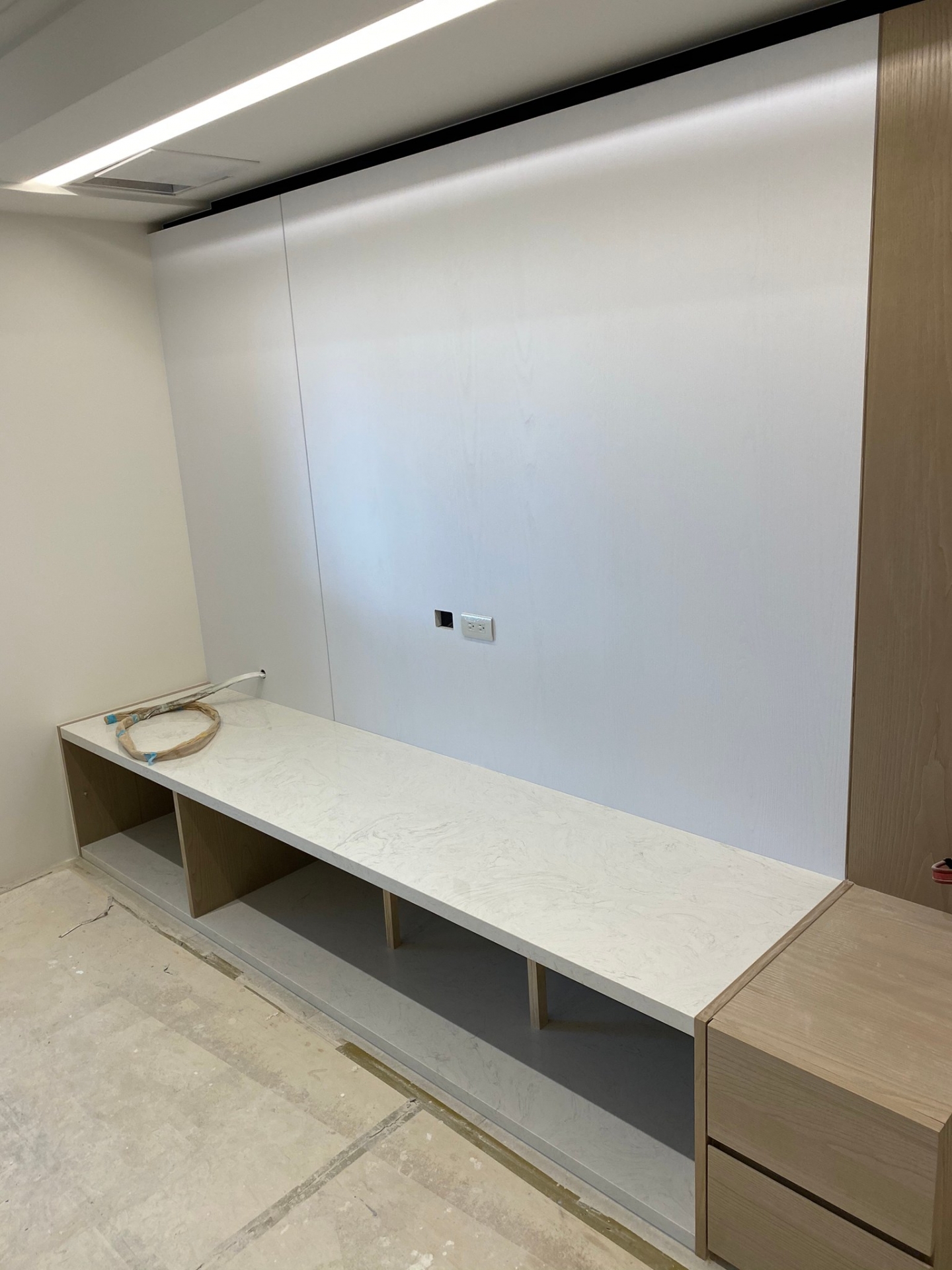 雅士白-電視檯面