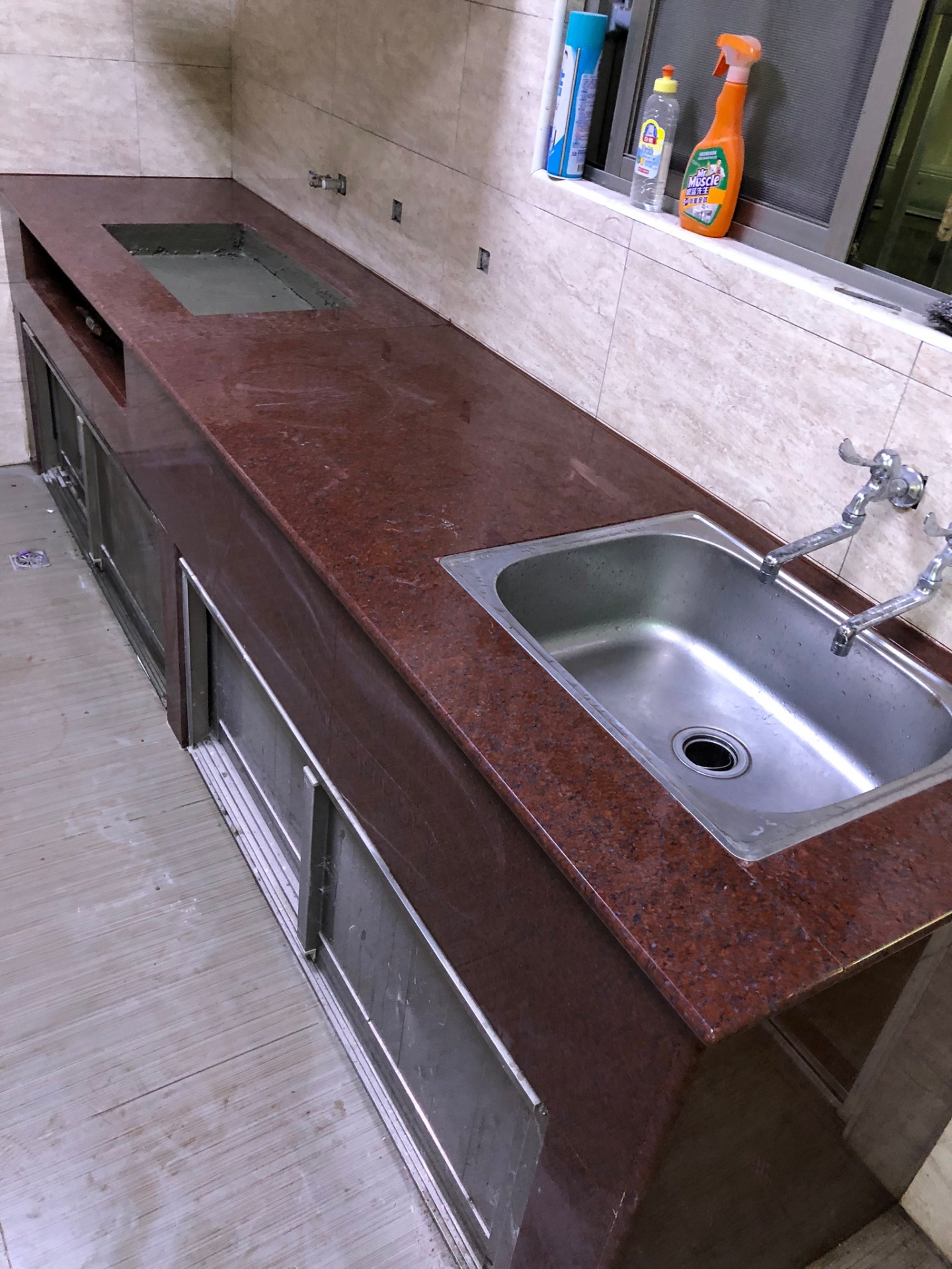 印度紅中花-廚房檯面