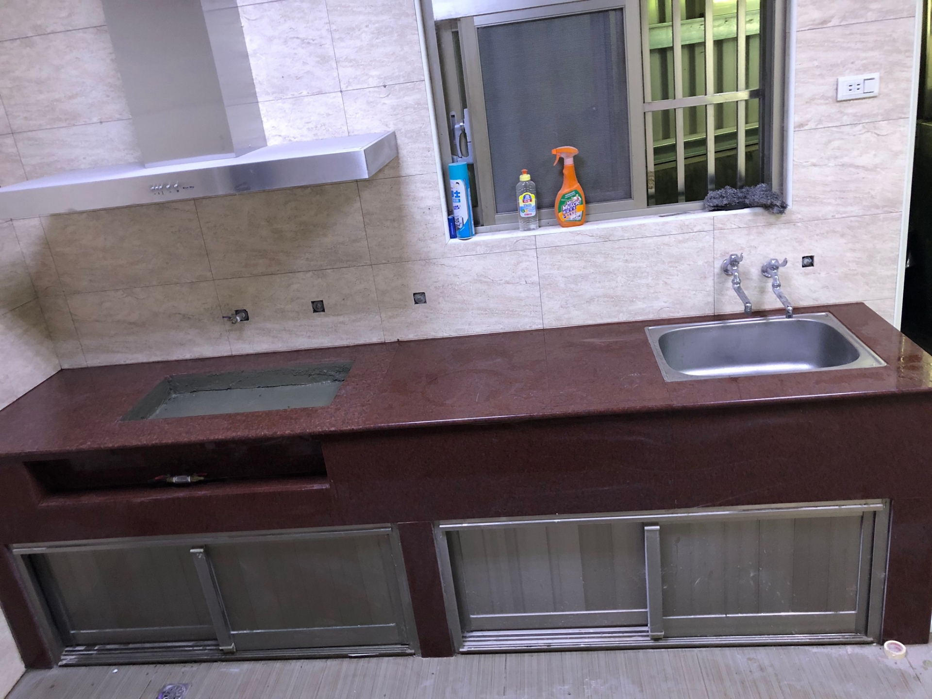 印度紅中花-廚房檯面