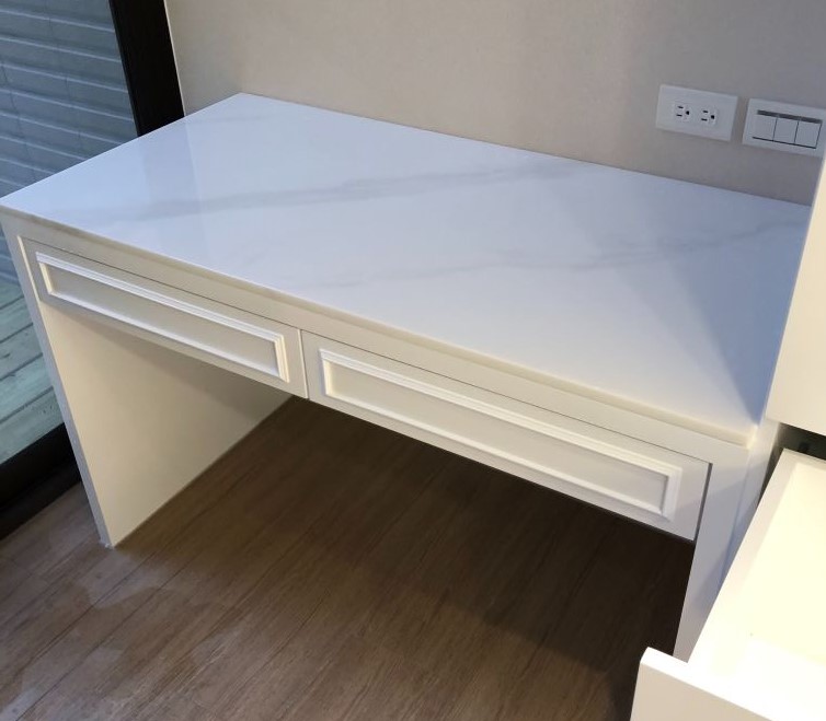 雪白銀弧(人造)-書桌檯面