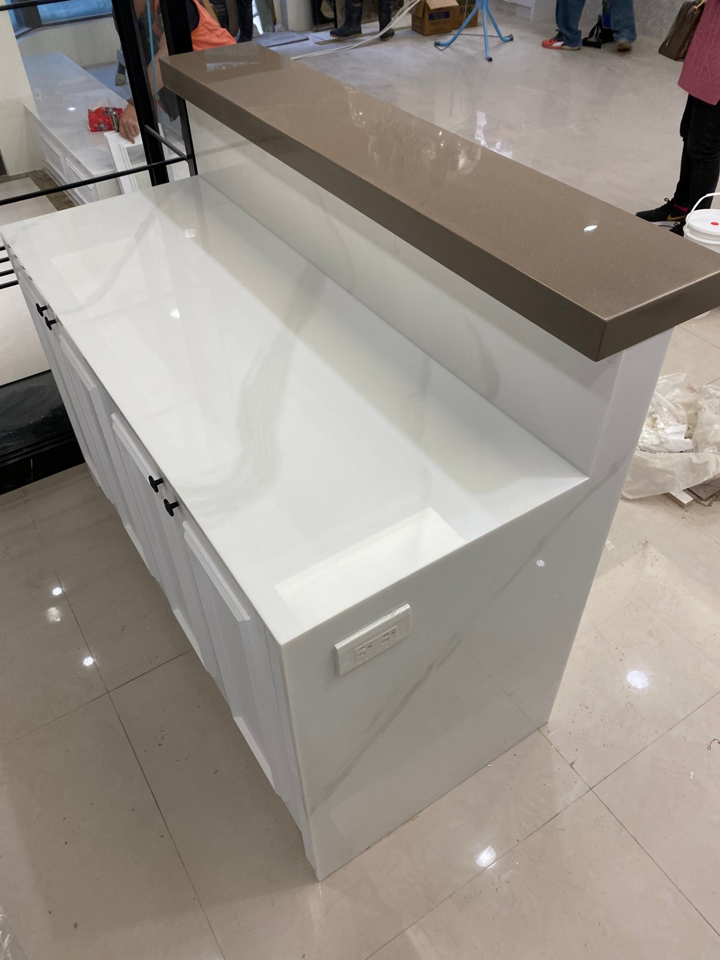 雪白銀弧(人造)-吧檯