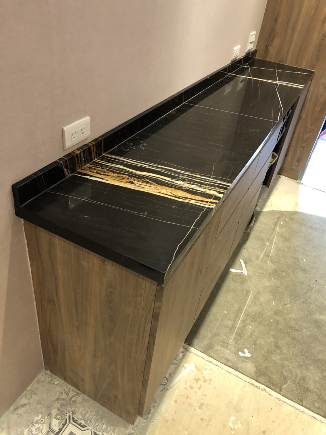 聖羅蘭黑金-檯面