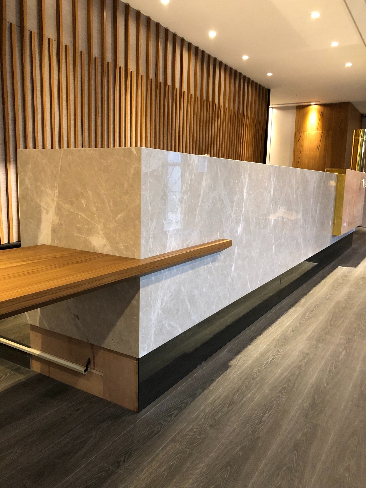 杜布尼克灰-櫃檯