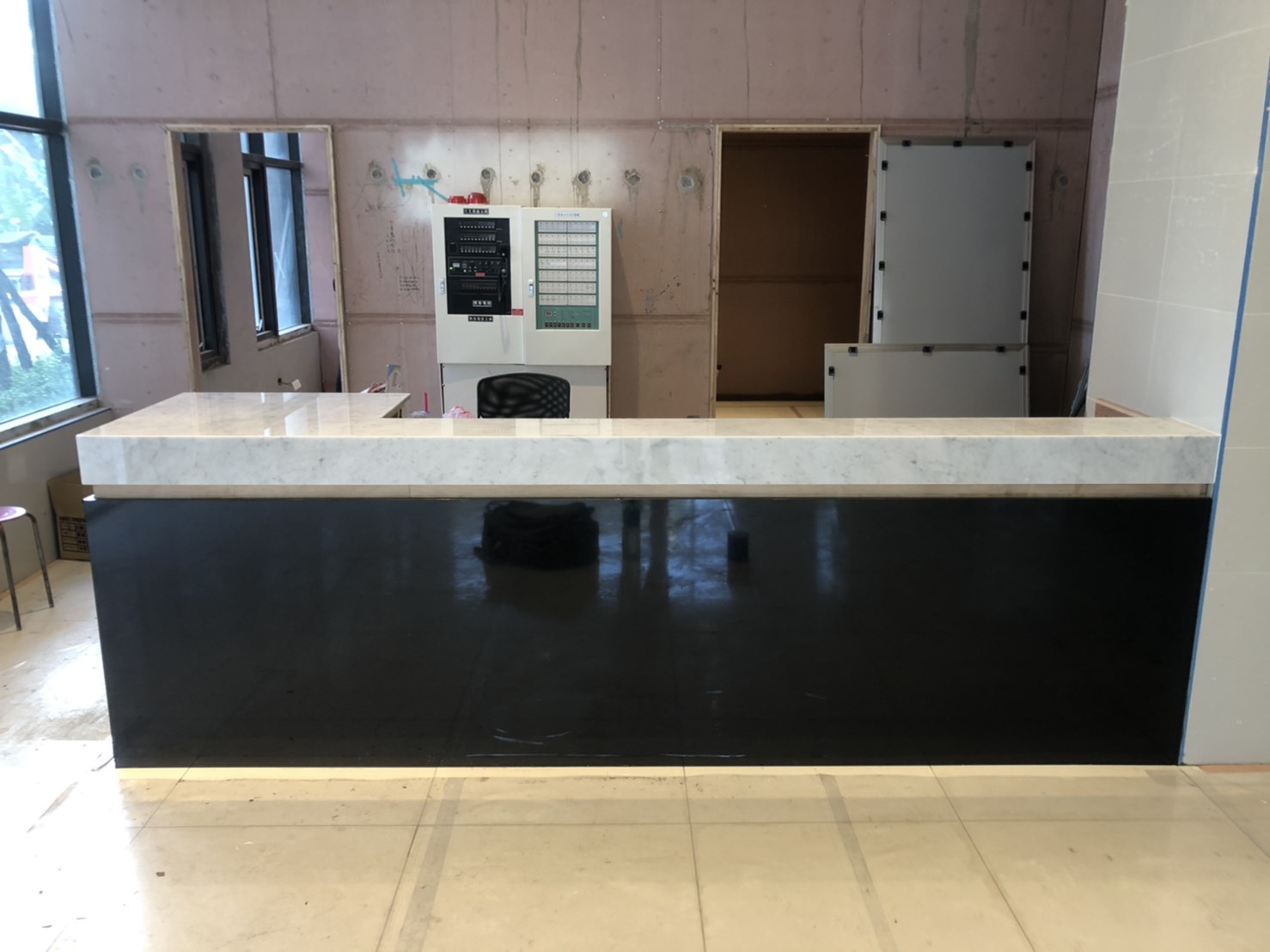 卡拉拉白-檯面(上)+印度黑-檯面(下)