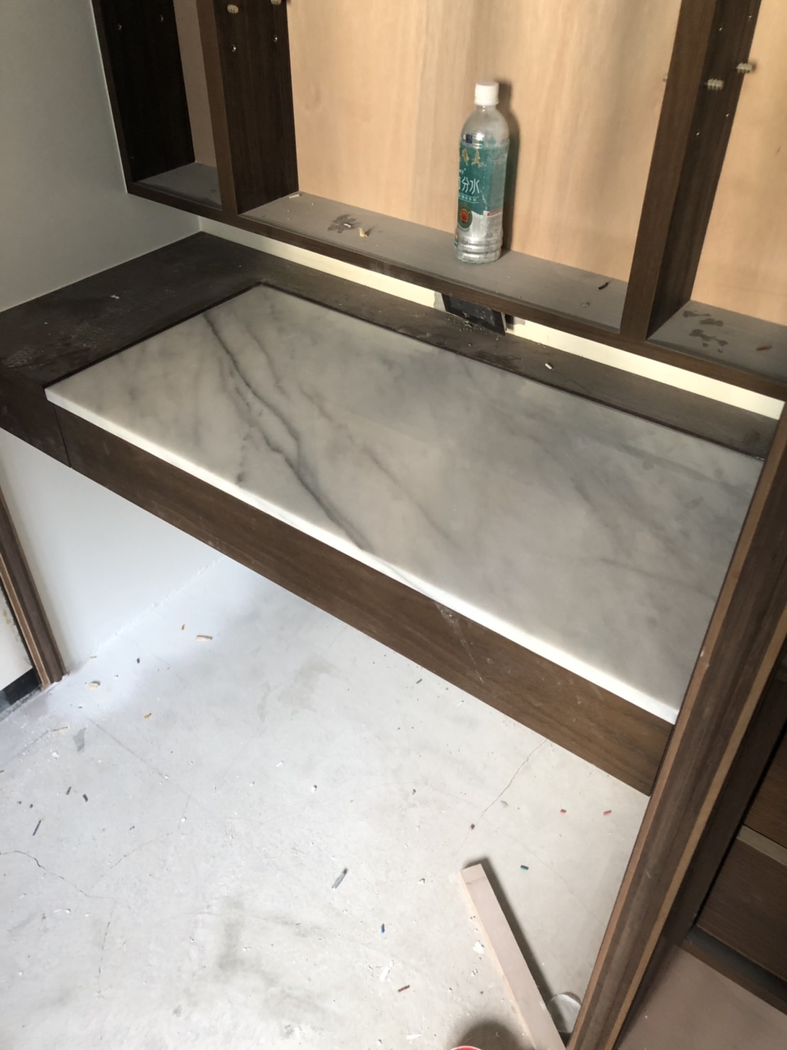 冰河白-化妝檯面