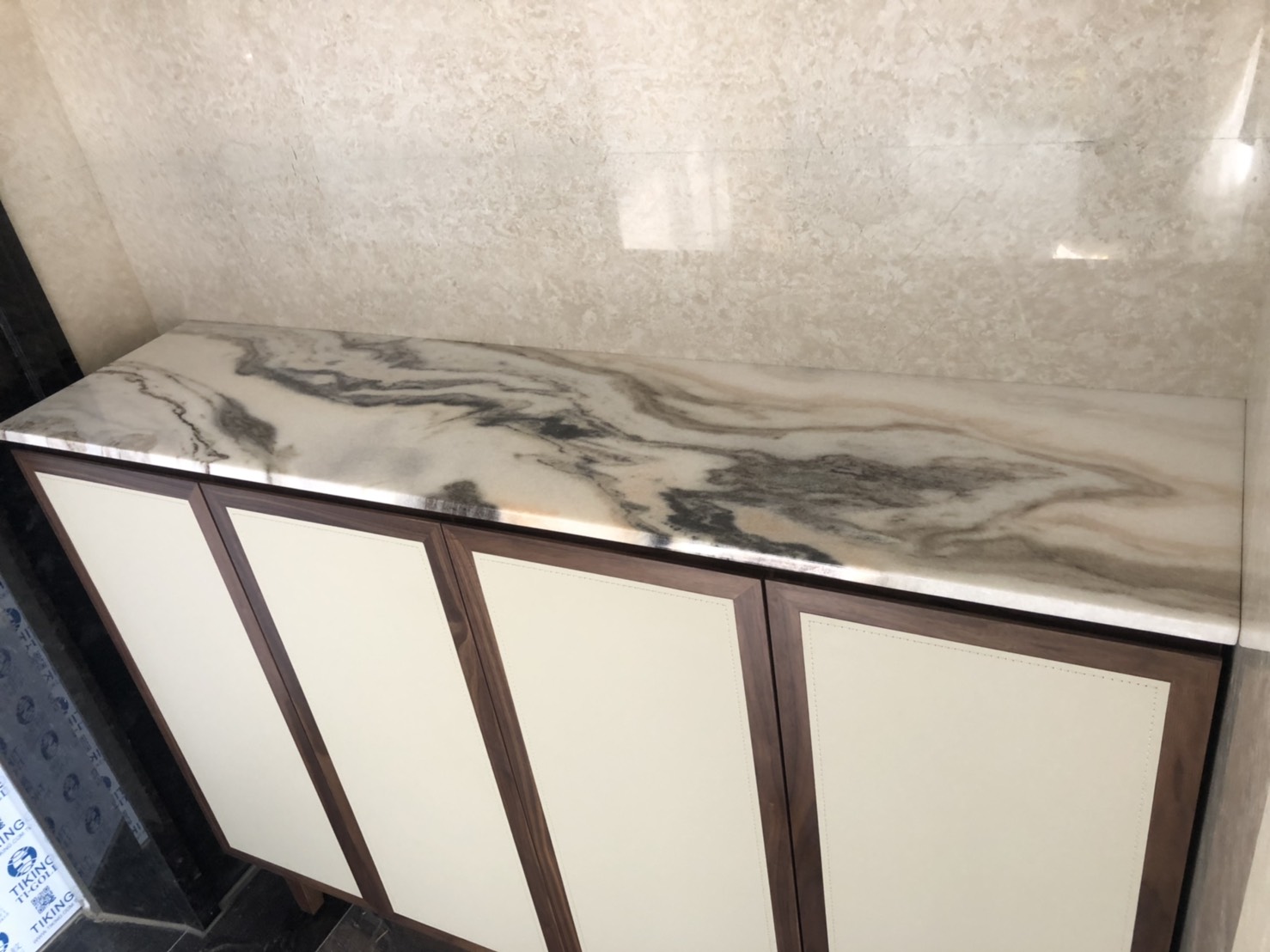 白玉龍紋-鞋櫃檯面