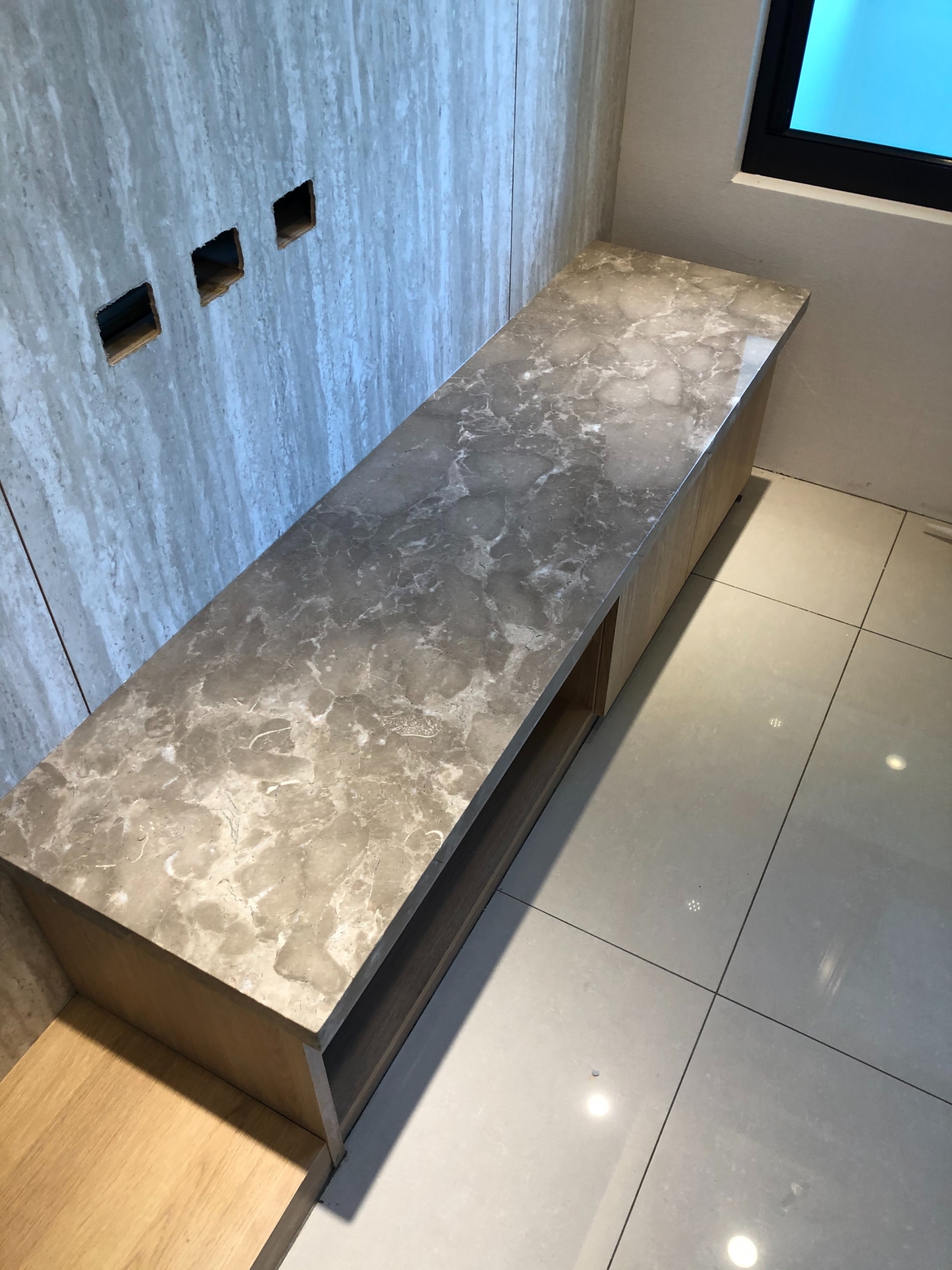 波斯灰-=電視檯面