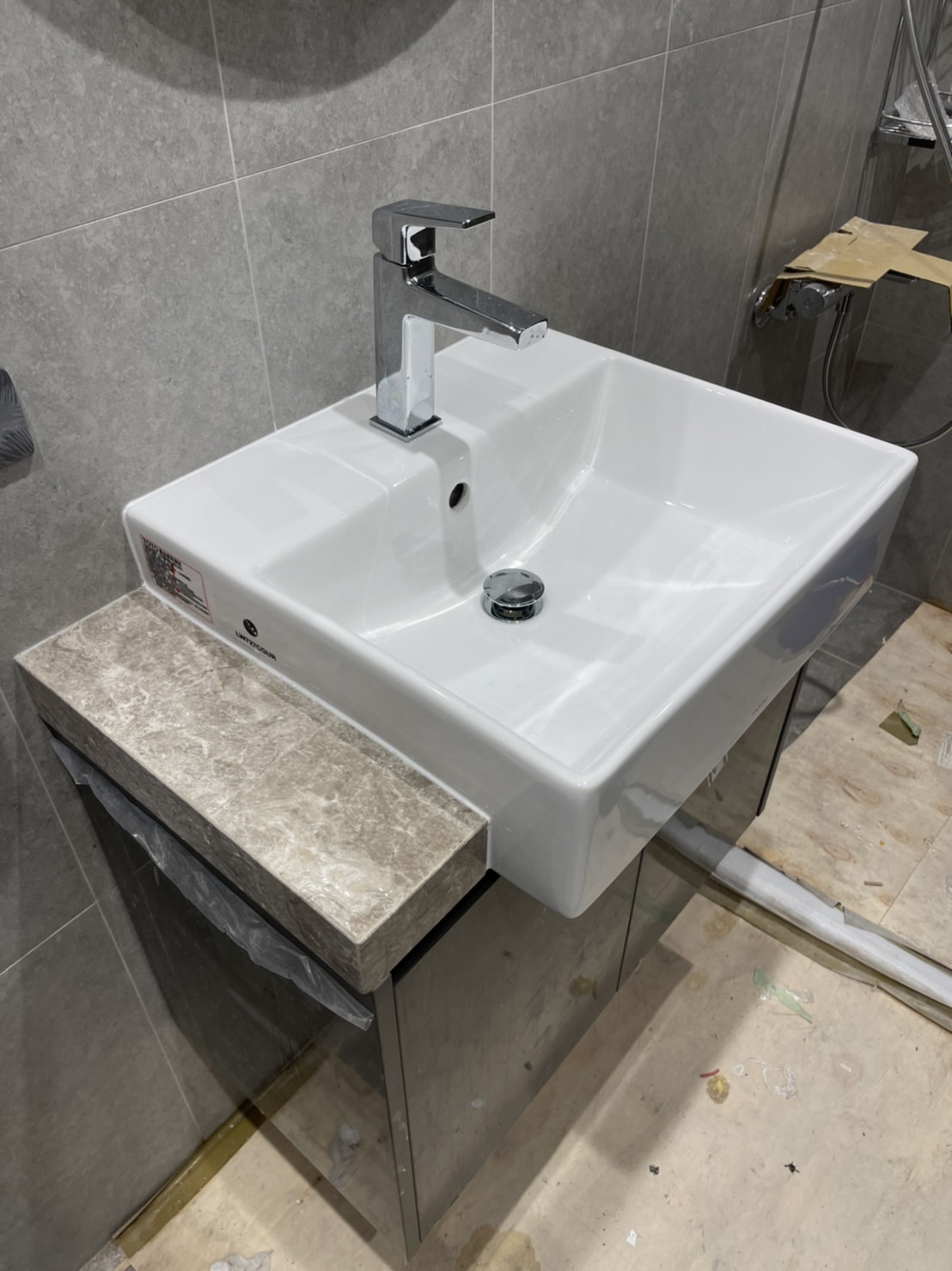 布羅克灰-洗手檯面