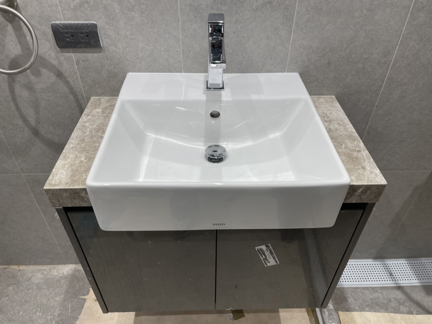 布羅克灰-洗手檯面