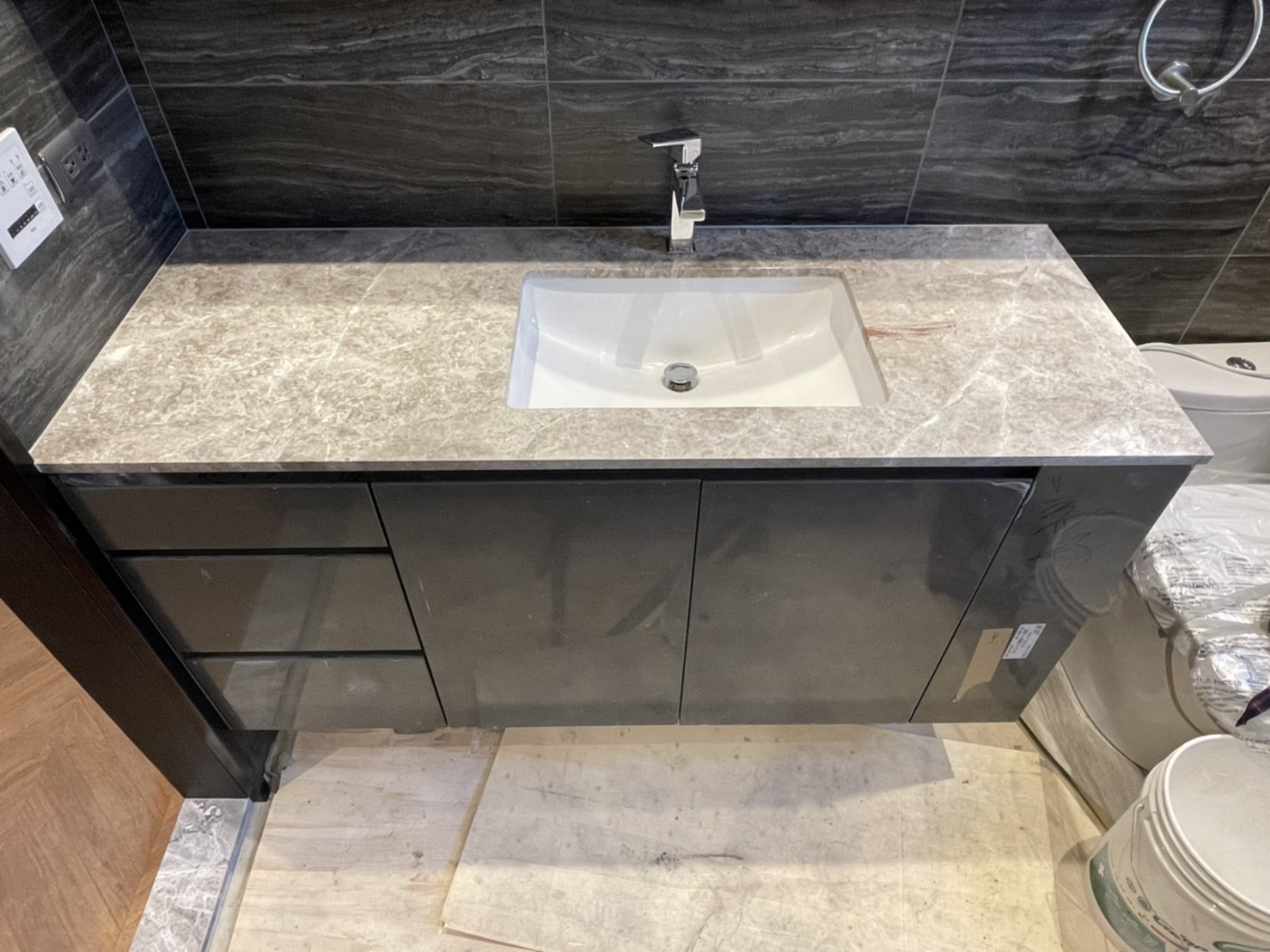 布羅克灰-洗手檯面