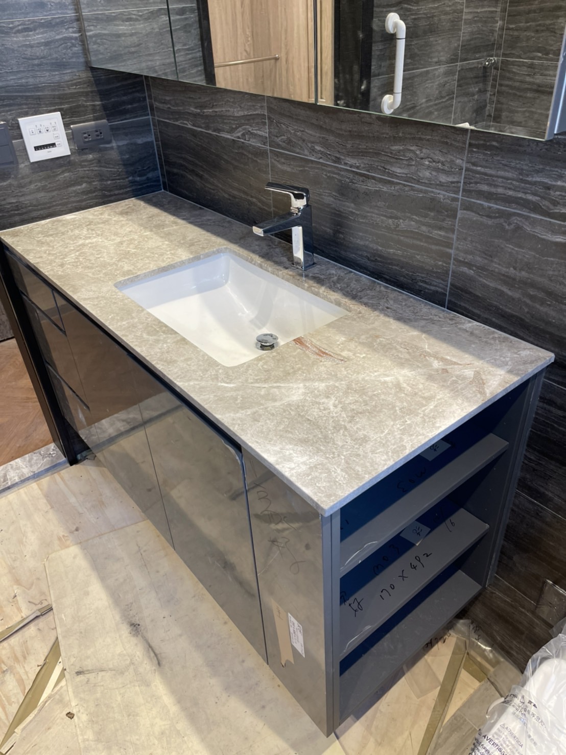 布羅克灰-洗手檯面