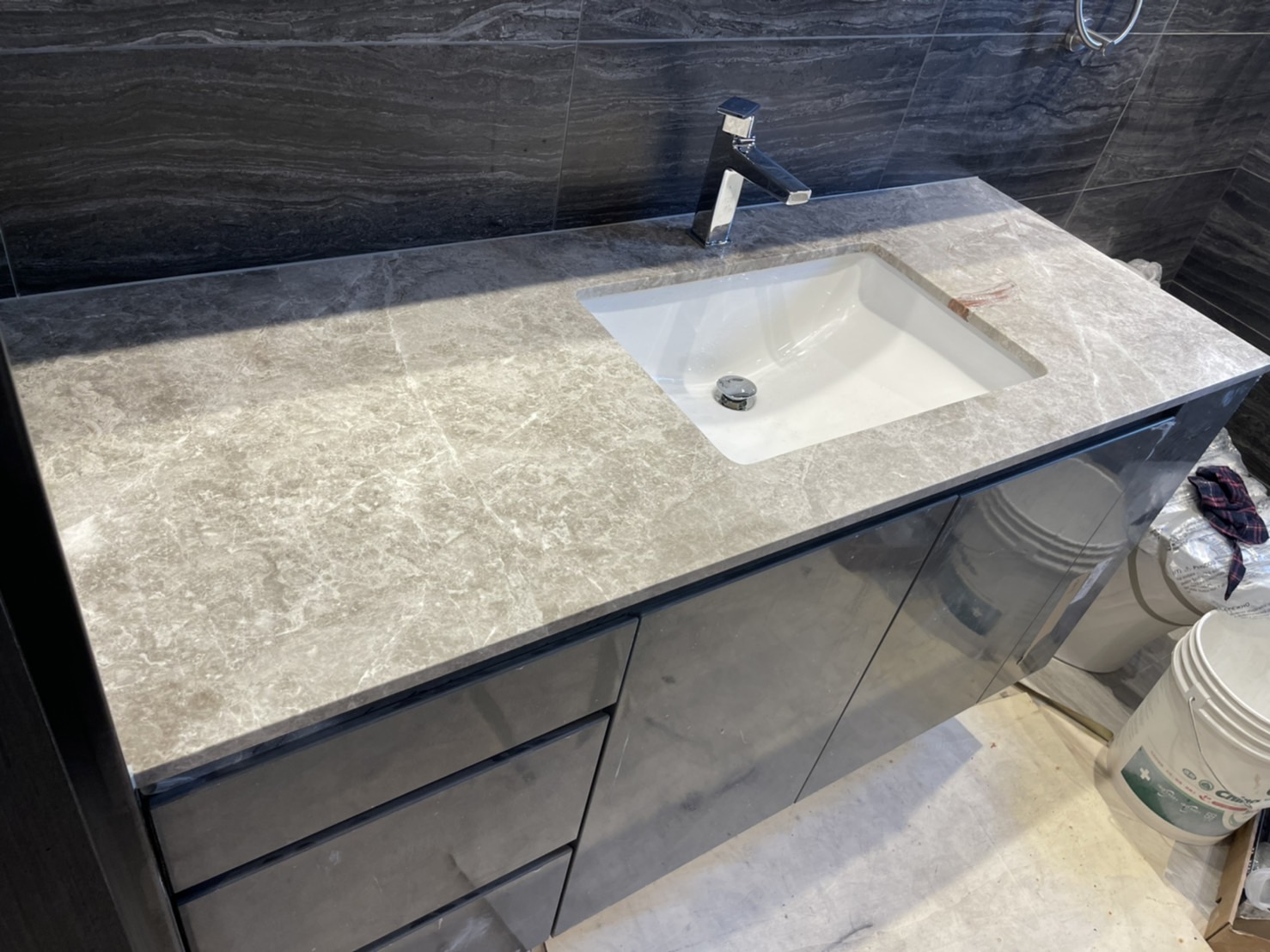 布羅克灰-洗手檯面