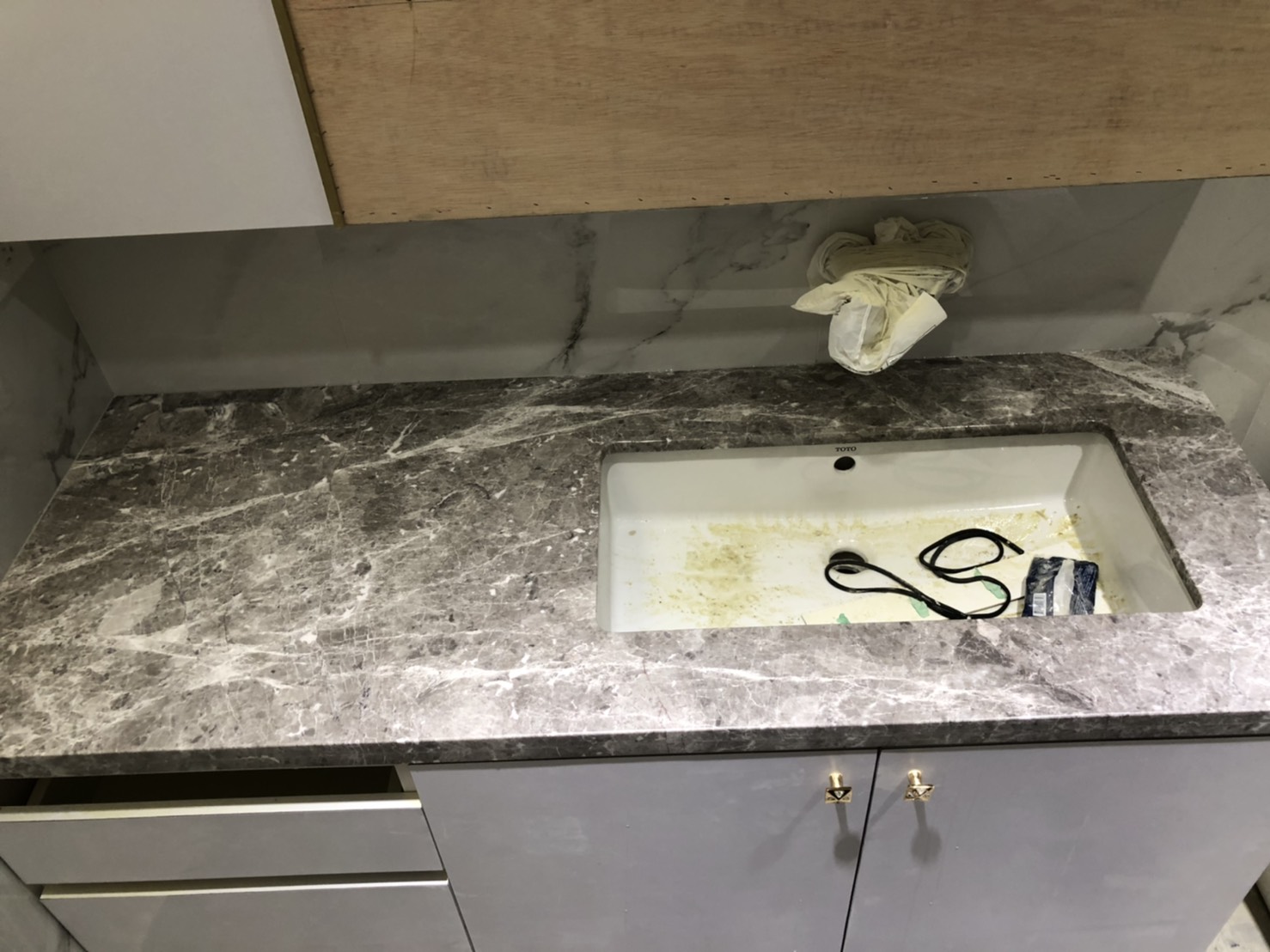 雅典娜灰-洗手檯