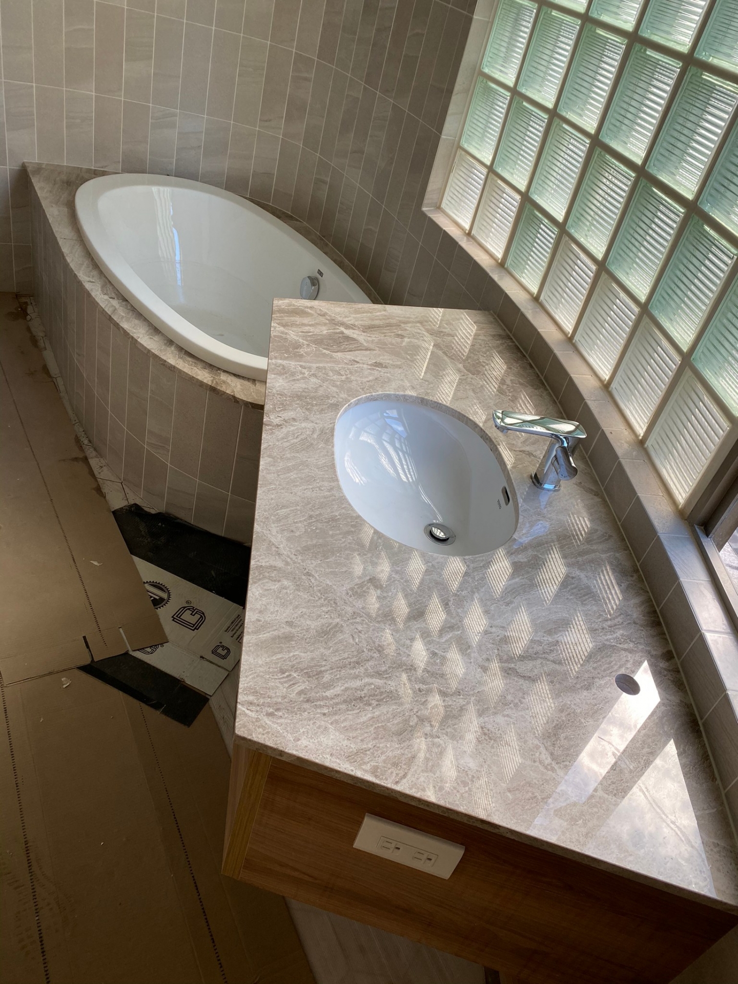 賽納灰-洗手檯面+浴缸