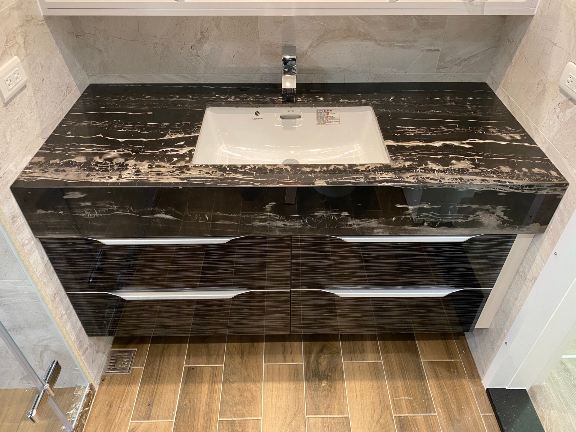 銀白龍-洗手台面