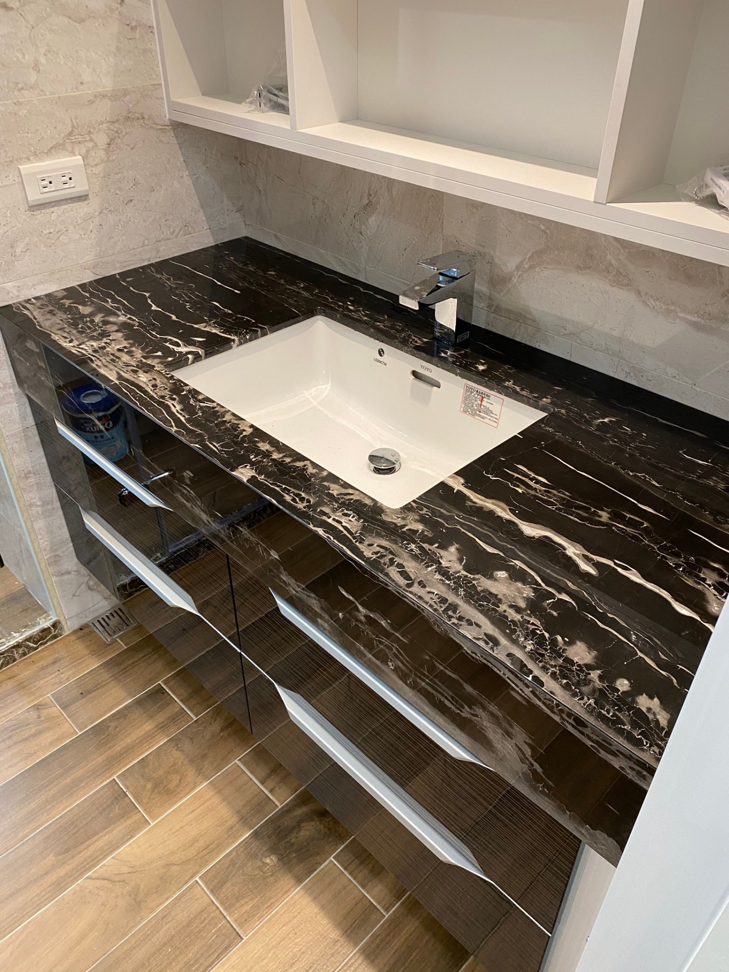 銀白龍-洗手台面