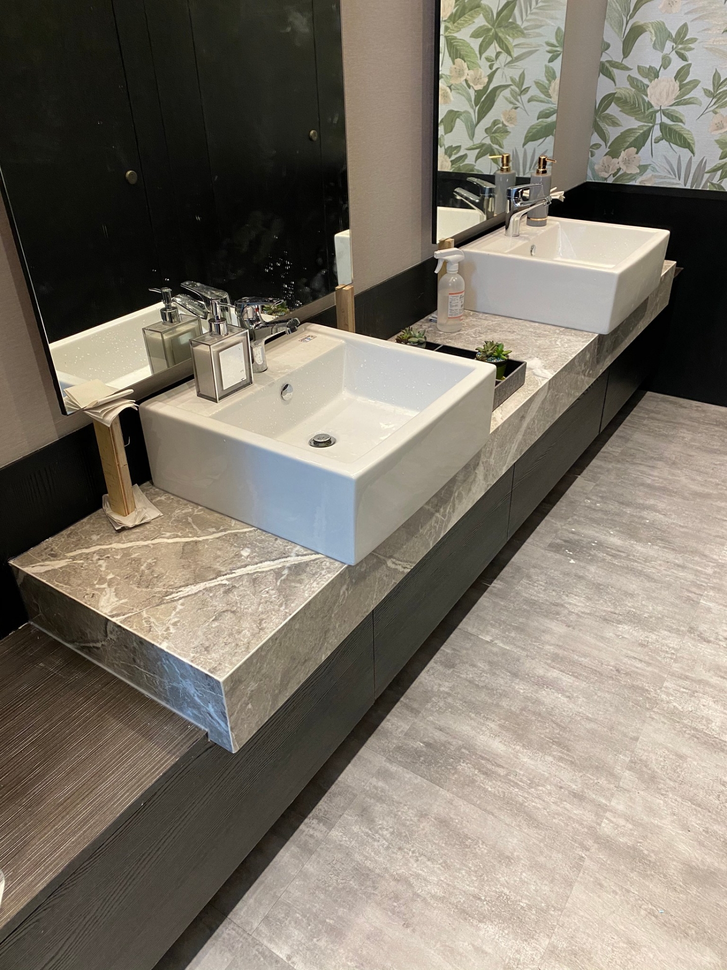 杜布尼克灰-洗手檯