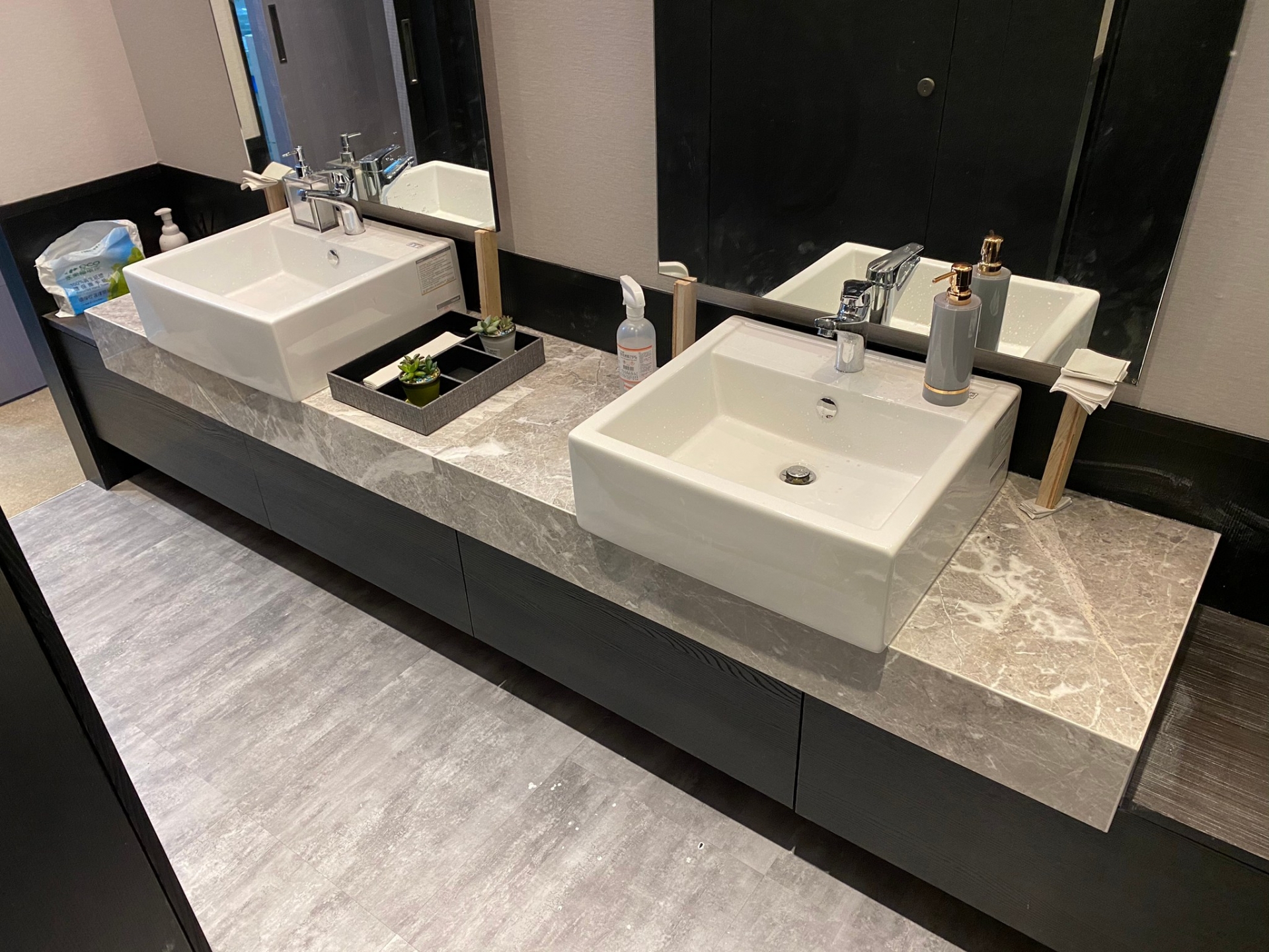 杜布尼克灰-洗手檯