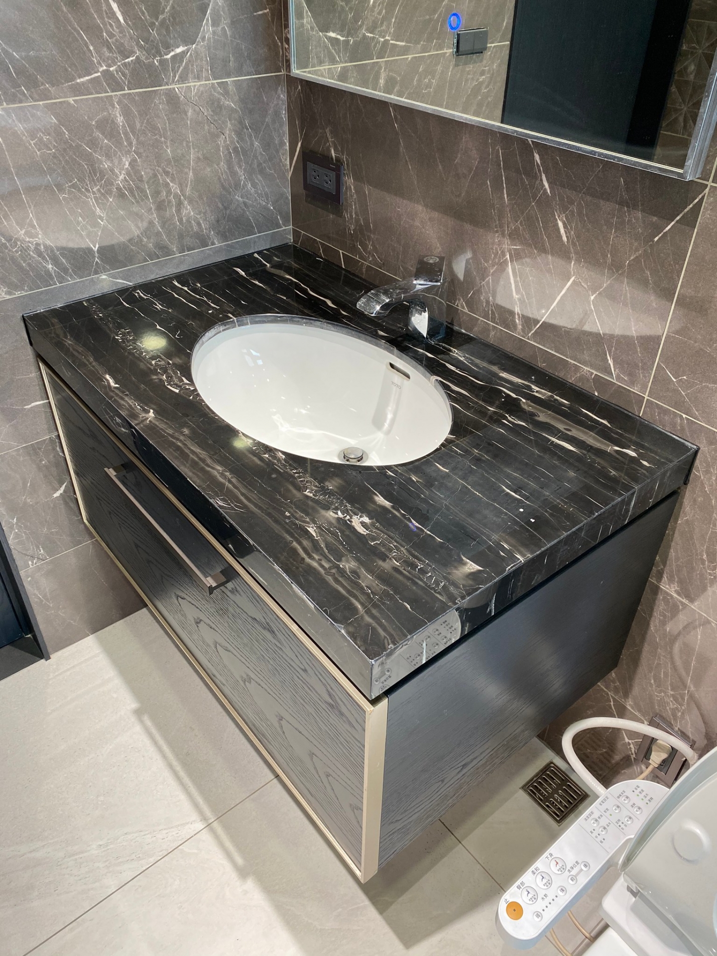 銀白龍-洗手檯面