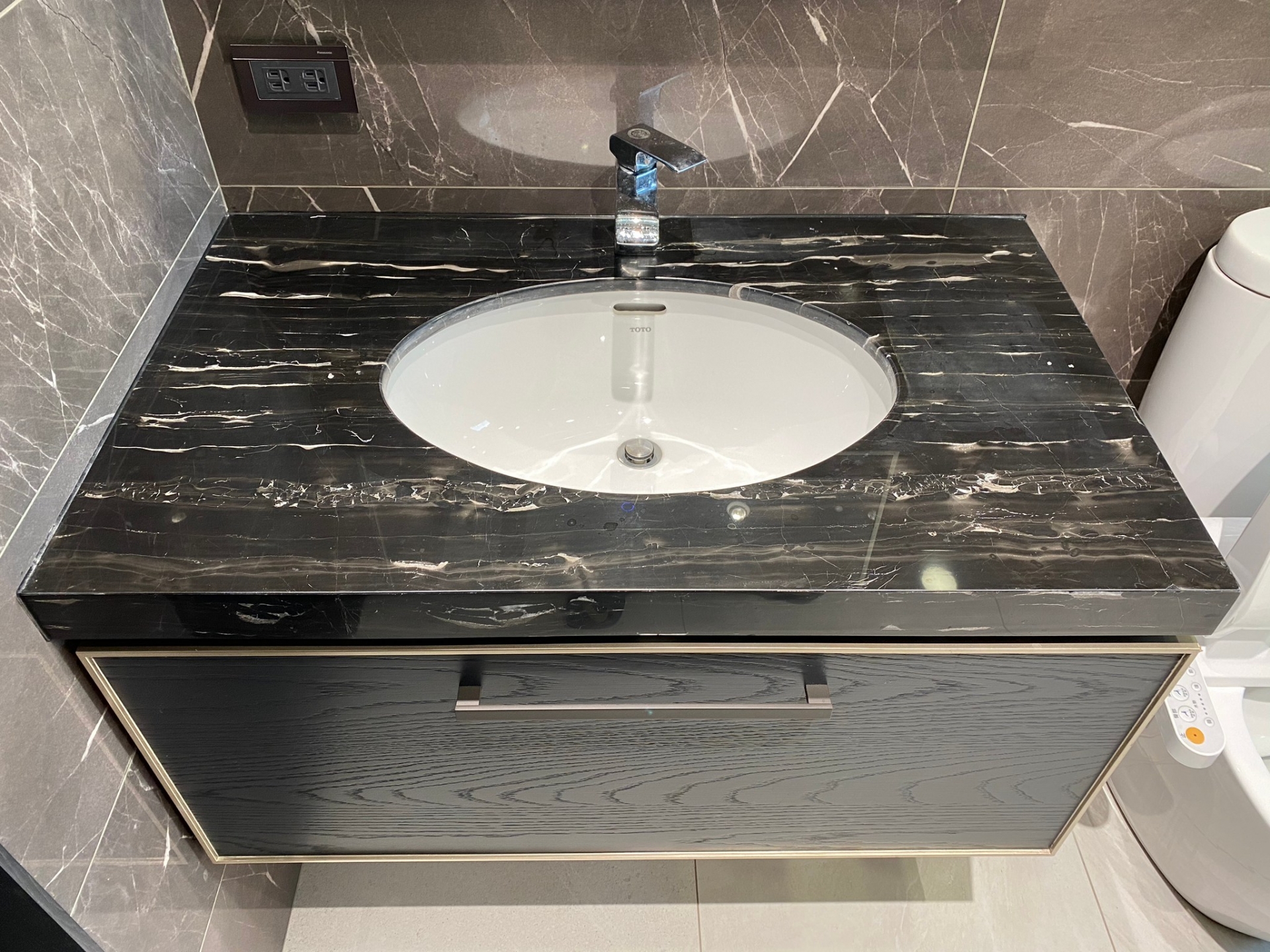 銀白龍-洗手檯面