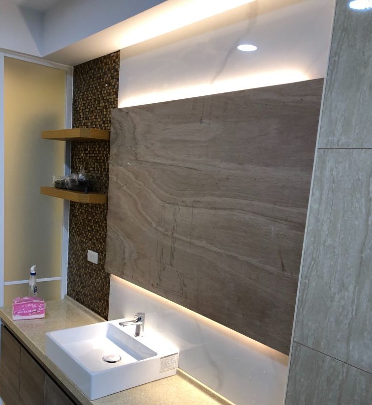 雪白銀弧-洗手背牆