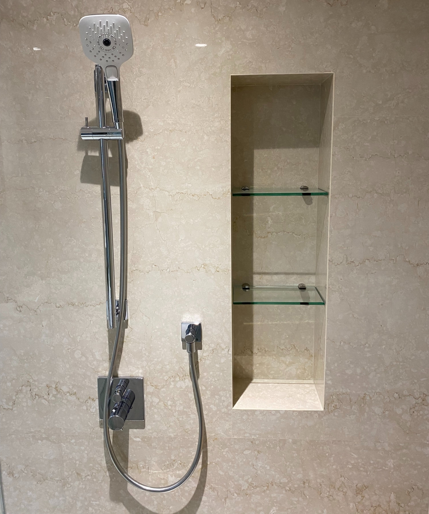 新米黃-浴室牆面