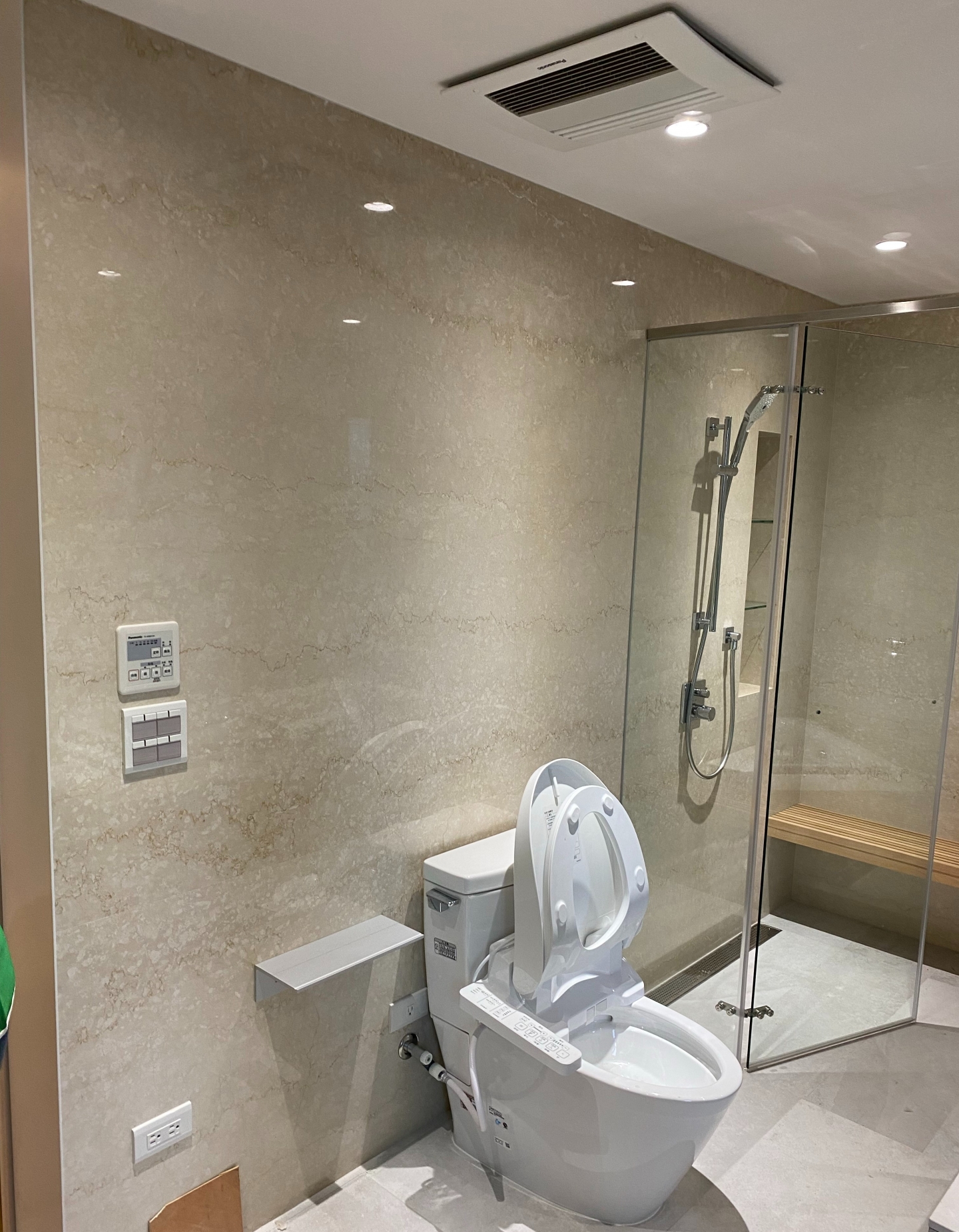 新米黃-浴室牆面