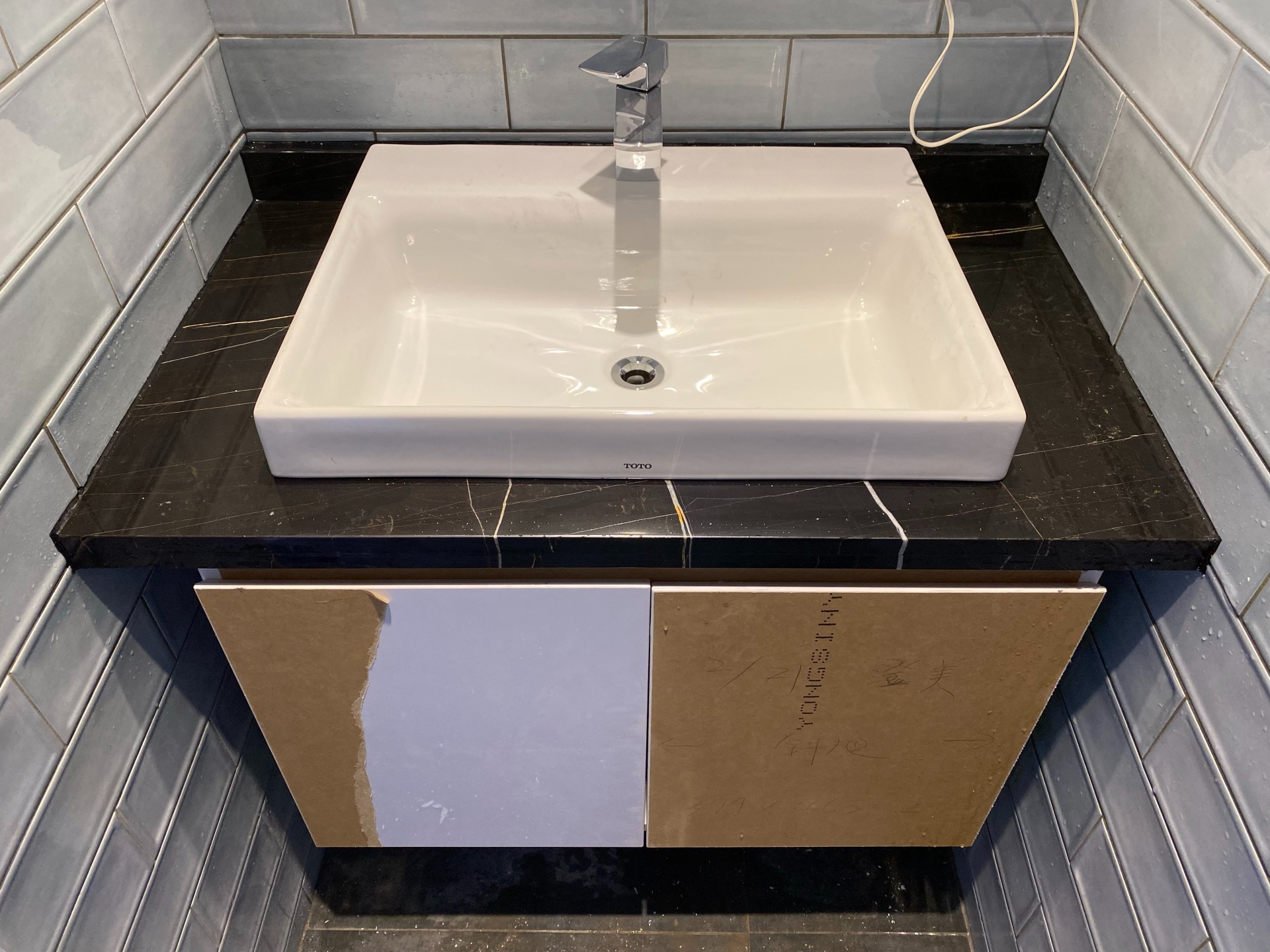 銀白龍-洗手檯面