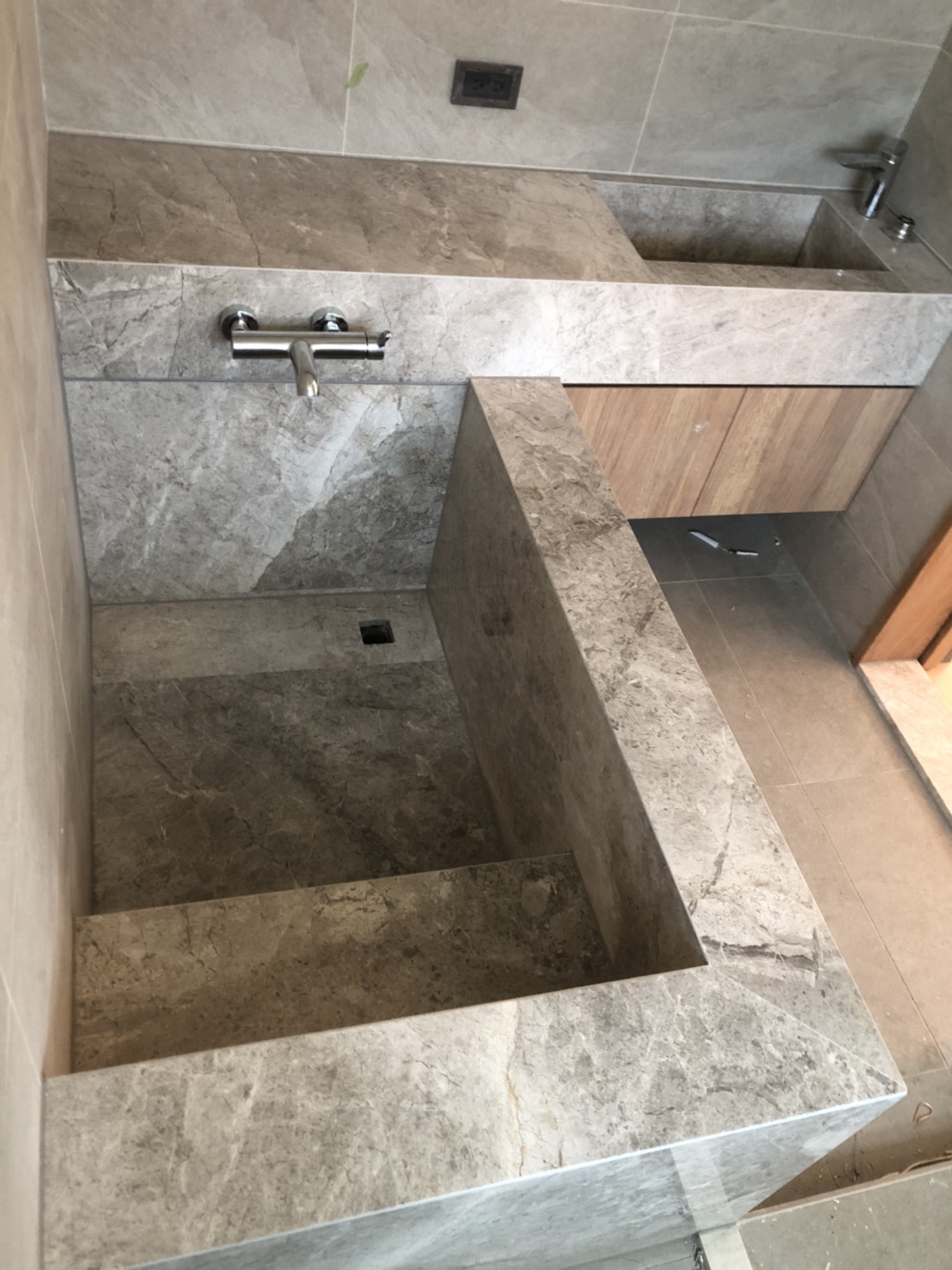 安格拉珍珠-洗手檯面+浴缸