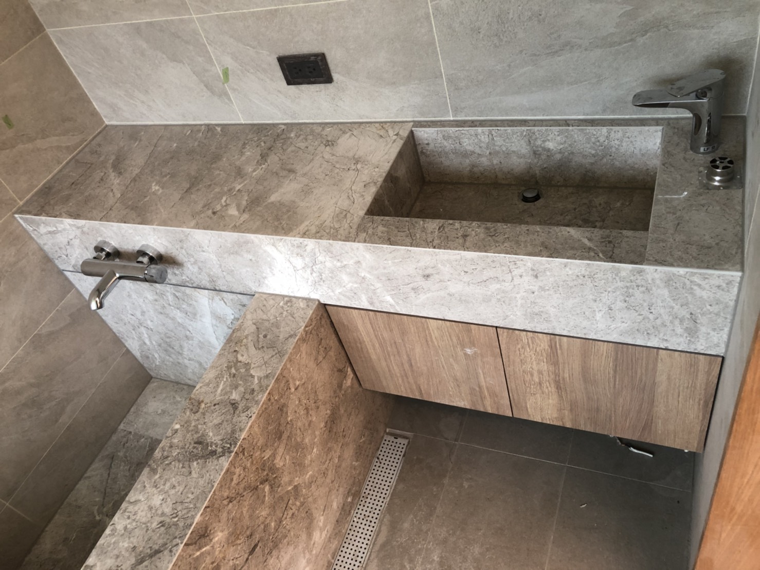 安格拉珍珠-洗手檯面+浴缸