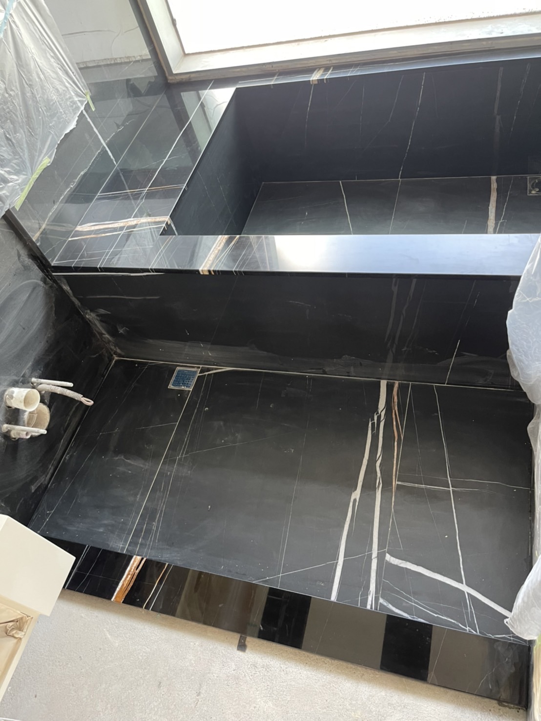 聖羅蘭黑金-浴缸+檯面+層板