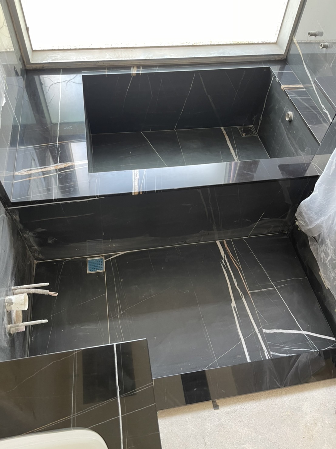 聖羅蘭黑金-浴缸+檯面+層板