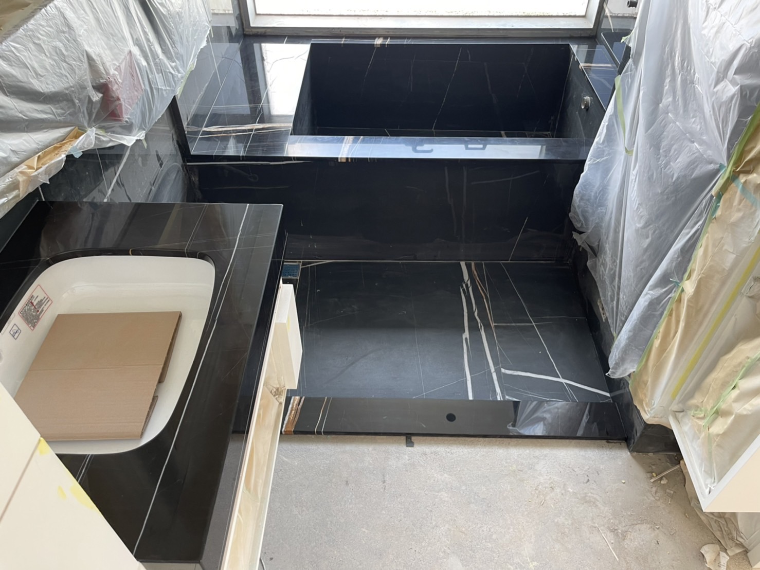 聖羅蘭黑金-浴缸+檯面+層板