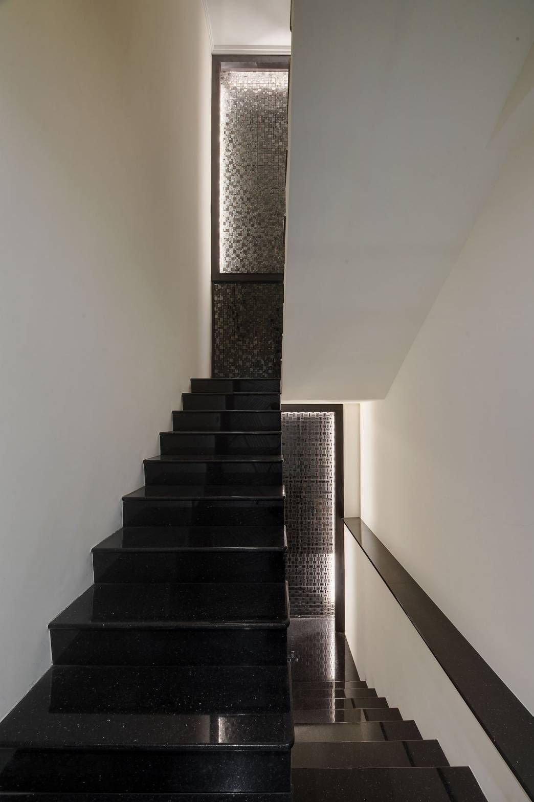 鉑金黑-樓梯