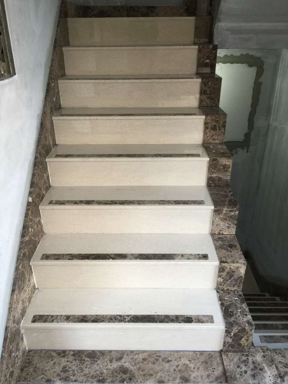 山茶花米黃+深金鋒-樓梯