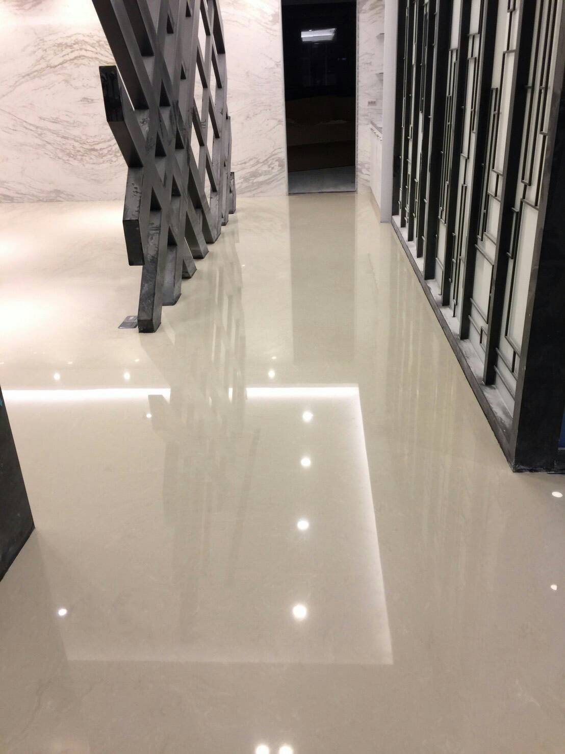 路易米皇地坪+雕刻銀狐-牆面