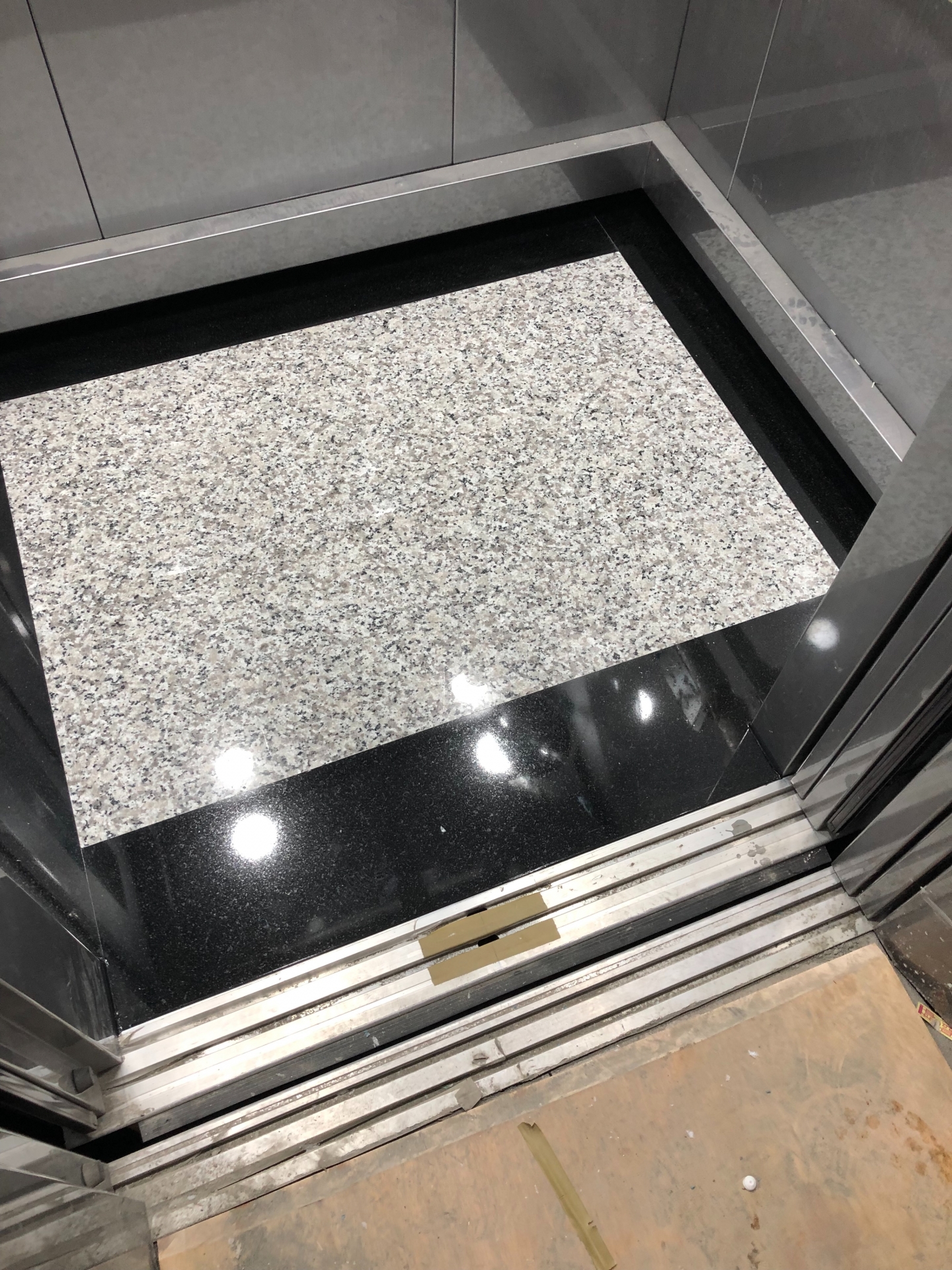 主體439+滾邊印度黑-玄關地坪