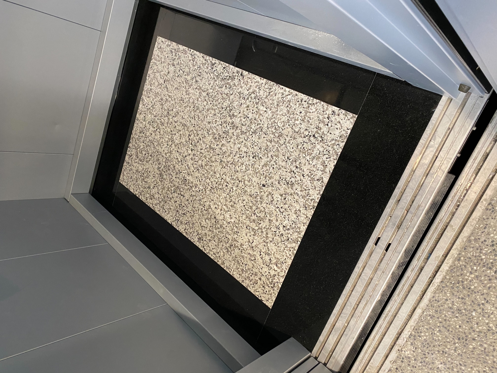 主體439+滾邊印度黑-玄關地坪