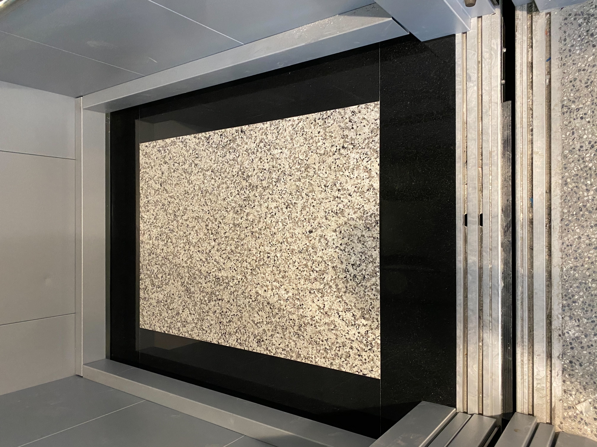 主體439+滾邊印度黑-玄關地坪